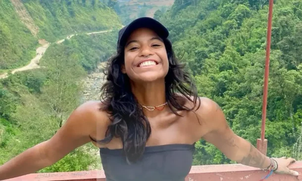  A brasileira Juliana Marins, de 26 anos, que estava presa a cerca de 650 metros de profundidade após cair durante uma trilha no Monte Rinjani, na Indonésia, morreu.