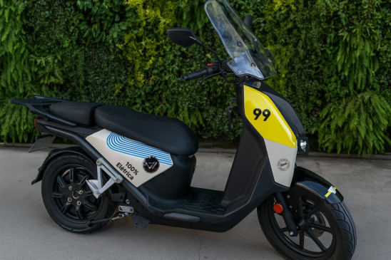 O projeto prevê a implementação de 300 unidades de motocicletas elétricas, sendo que as primeiras 60 começam a circular já no início de julho.